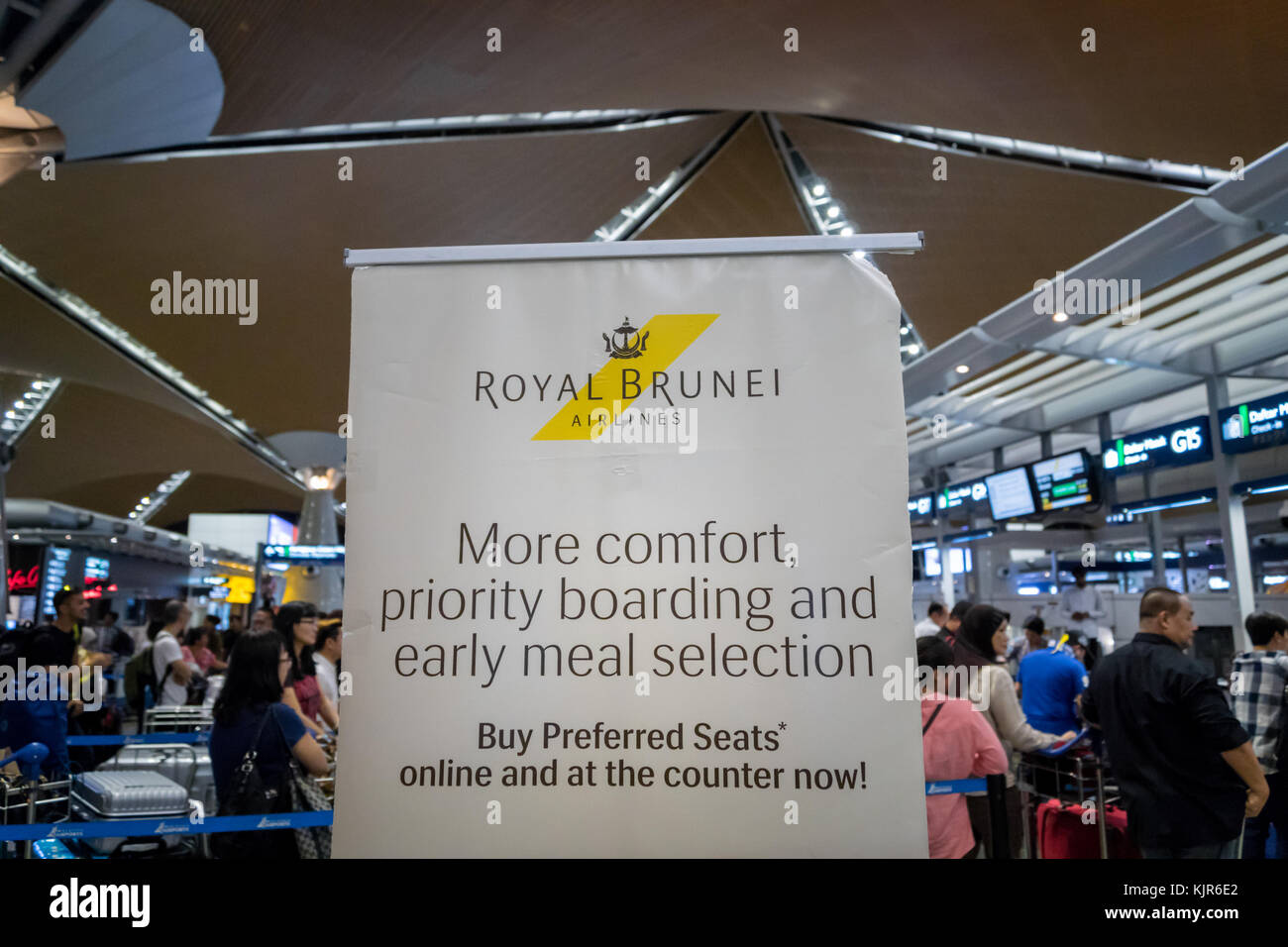 Kuala Lumpur, Malaisie - novembre 2017 : comptoir d'enregistrement de la compagnie aérienne Royal Brunei à l'aéroport international de Kuala Lumpur. Banque D'Images