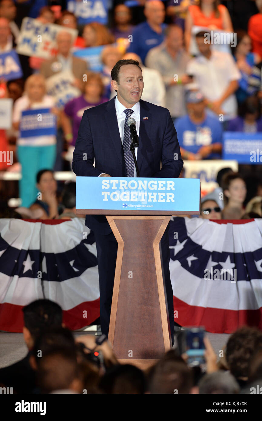 COCONUT CREEK, FL - OCTOBRE 25 : Patrick Murphy, représentant des États-Unis (FL-18) ; candidat au Sénat américain parle avant la candidate démocrate à la présidence et ancienne secrétaire d'État Hillary Clinton lors d'un rassemblement de vote anticipé à Coconut Creek le 25 octobre 2016 à Coconut Creek, Floride. À deux semaines du jour des élections, Hillary Clinton fait campagne dans les gens de Floride : Patrick Murphy Banque D'Images
