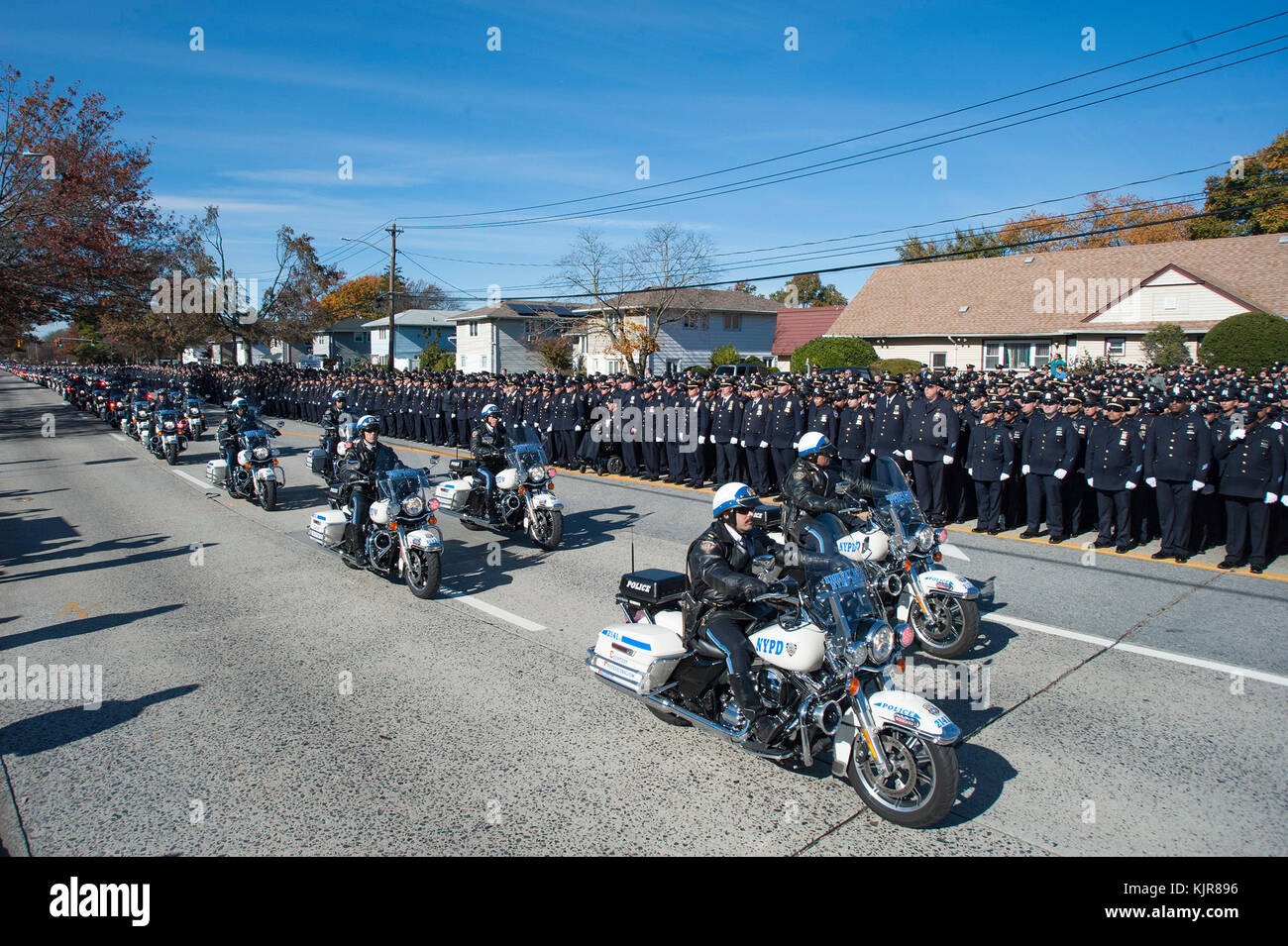 NEW YORK, NY - NOVEMBRE 10 : le maire de Blasio assiste à des funérailles. Sergent NYPD Paul Tuozzolo est sorti de l'église catholique romaine de Saint Rose de Lima à Massapequa ces funérailles, des dizaines de milliers d'officiers et de policiers du NYPD de tout le pays avaient aligné sur Merrick Rd. À Massapequa, NY pour les funérailles du sergent NYPD. Paul Tuozzolo qui a été tué la semaine dernière dans l'exercice de ses fonctions. Personnes : Sgt. Paul Tuozzolo Banque D'Images