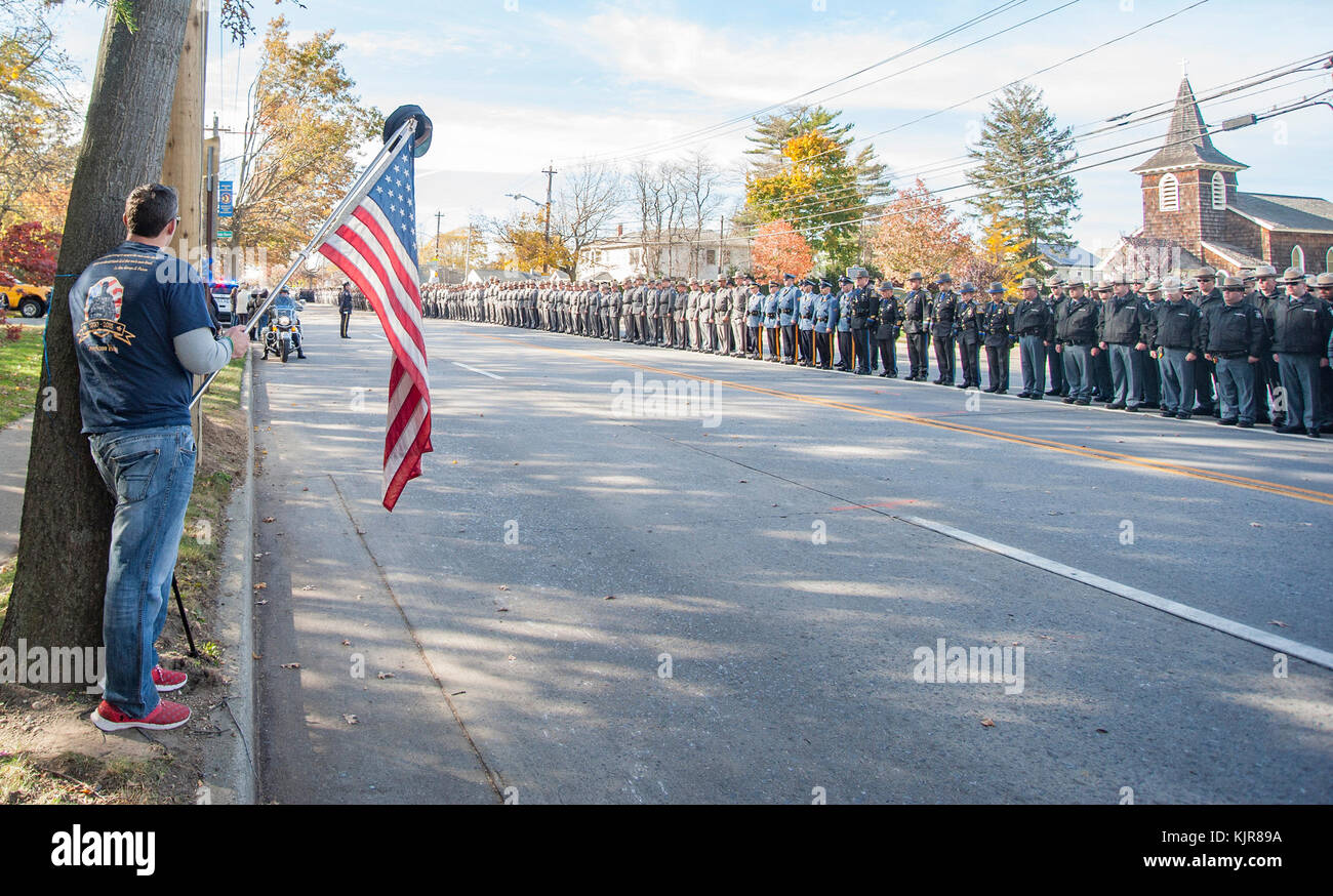 NEW YORK, NY - NOVEMBRE 10 : le maire de Blasio assiste à des funérailles. Sergent NYPD Paul Tuozzolo est sorti de l'église catholique romaine de Saint Rose de Lima à Massapequa ces funérailles, des dizaines de milliers d'officiers et de policiers du NYPD de tout le pays avaient aligné sur Merrick Rd. À Massapequa, NY pour les funérailles du sergent NYPD. Paul Tuozzolo qui a été tué la semaine dernière dans l'exercice de ses fonctions. Personnes : Sgt. Paul Tuozzolo Banque D'Images