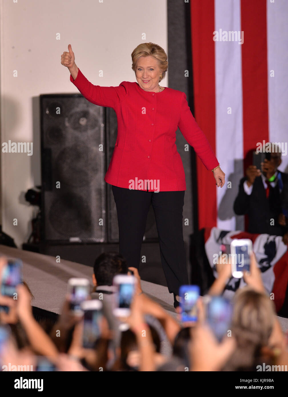 COCONUT CREEK, EN FLORIDE - 25 OCTOBRE : candidat présidentiel démocratique ancien secrétaire d'Etat américaine Hillary Clinton parle à un scrutin anticipé en rallye avec Coconut Creek le 25 octobre 2016 à Coconut Creek, en Floride. Avec deux semaines d'aller jusqu'au jour de l'élection, Hillary Clinton a fait campagne en Floride Personnes : Hillary Clinton Banque D'Images