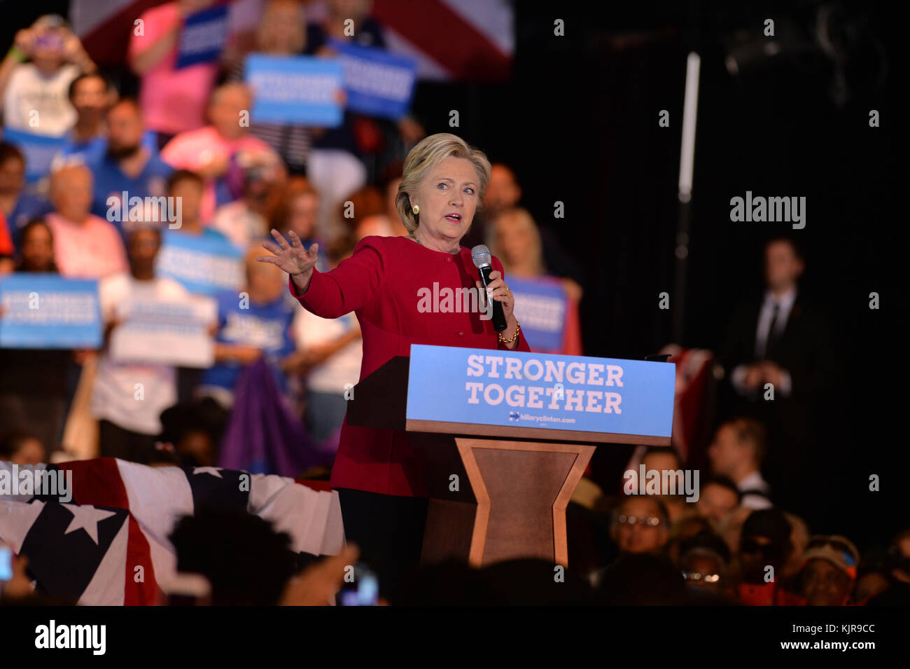 COCONUT CREEK, EN FLORIDE - 25 OCTOBRE : candidat présidentiel démocratique ancien secrétaire d'Etat américaine Hillary Clinton parle à un scrutin anticipé en rallye avec Coconut Creek le 25 octobre 2016 à Coconut Creek, en Floride. Avec deux semaines d'aller jusqu'au jour de l'élection, Hillary Clinton a fait campagne en Floride Personnes : Hillary Clinton Banque D'Images