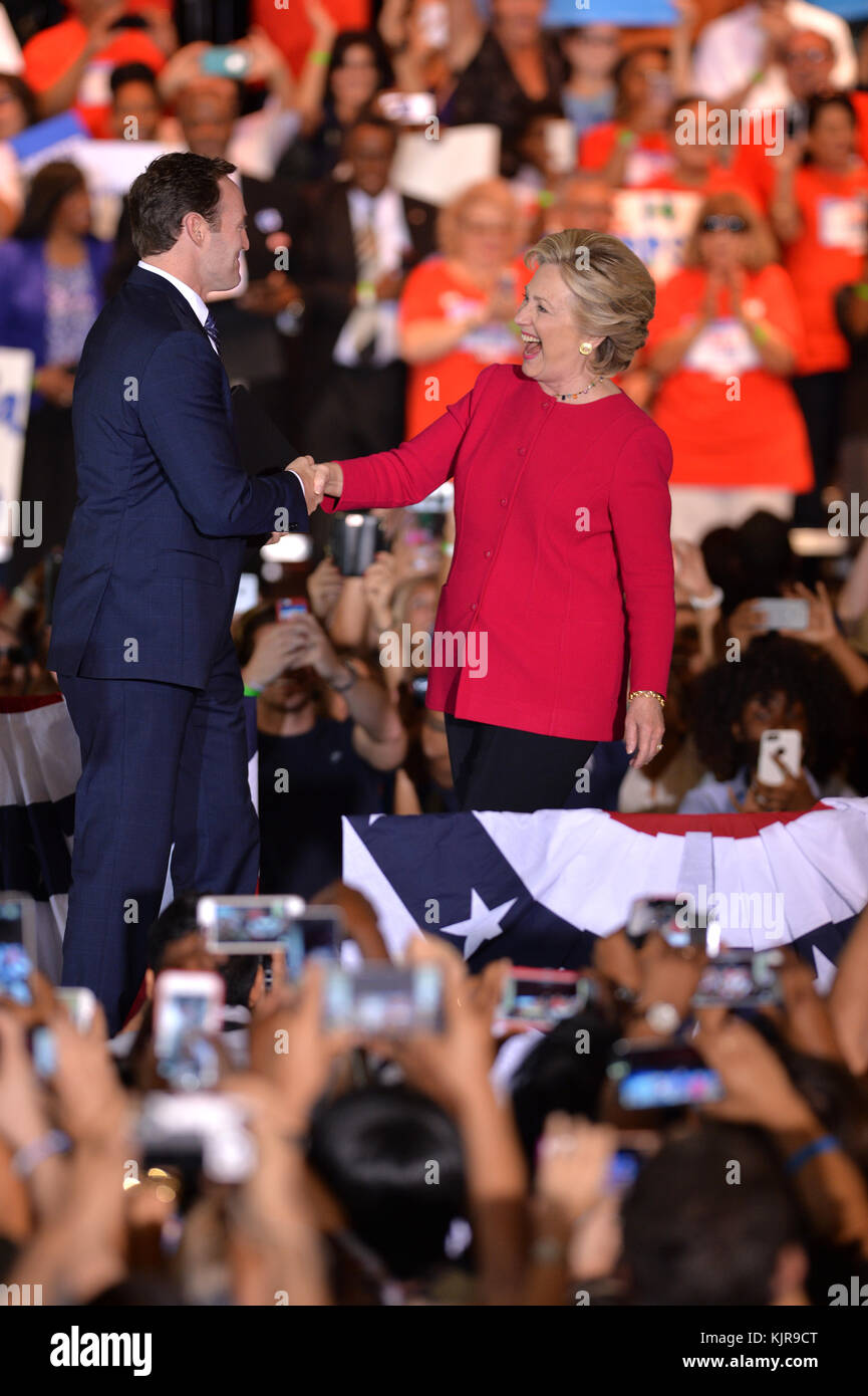 COCONUT CREEK, EN FLORIDE - 25 OCTOBRE : candidat présidentiel démocratique ancien secrétaire d'Etat américaine Hillary Clinton parle à un scrutin anticipé en rallye avec Coconut Creek le 25 octobre 2016 à Coconut Creek, en Floride. Avec deux semaines d'aller jusqu'au jour de l'élection, Hillary Clinton a fait campagne en Floride Personnes : Patrick Murphy, Hillary Clinton Banque D'Images