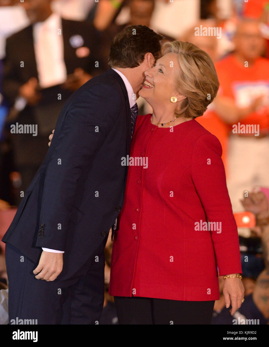 COCONUT CREEK, EN FLORIDE - 25 OCTOBRE : candidat présidentiel démocratique ancien secrétaire d'Etat américaine Hillary Clinton parle à un scrutin anticipé en rallye avec Coconut Creek le 25 octobre 2016 à Coconut Creek, en Floride. Avec deux semaines d'aller jusqu'au jour de l'élection, Hillary Clinton a fait campagne en Floride Personnes : Patrick Murphy, Hillary Clinton Banque D'Images