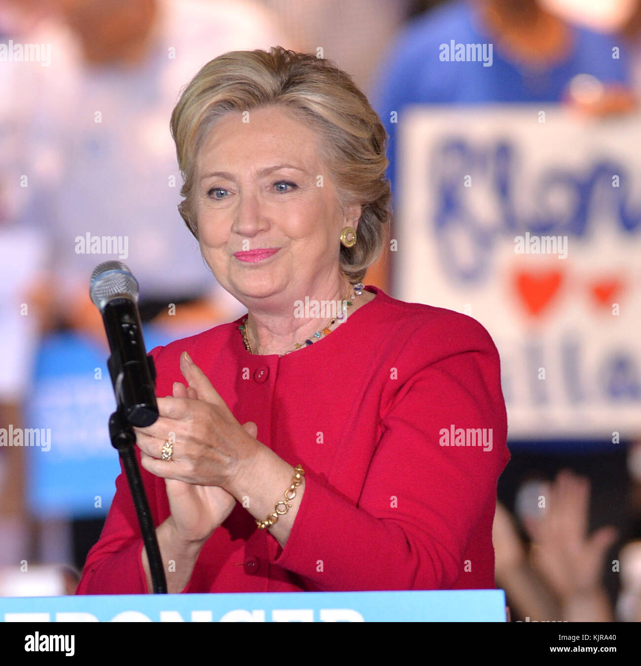 COCONUT CREEK, EN FLORIDE - 25 OCTOBRE : candidat présidentiel démocratique ancien secrétaire d'Etat américaine Hillary Clinton parle à un scrutin anticipé en rallye avec Coconut Creek le 25 octobre 2016 à Coconut Creek, en Floride. Avec deux semaines d'aller jusqu'au jour de l'élection, Hillary Clinton a fait campagne en Floride Personnes : Hillary Clinton Banque D'Images