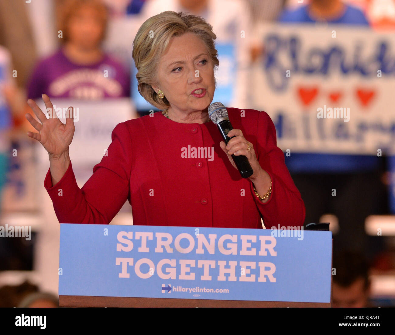 COCONUT CREEK, EN FLORIDE - 25 OCTOBRE : candidat présidentiel démocratique ancien secrétaire d'Etat américaine Hillary Clinton parle à un scrutin anticipé en rallye avec Coconut Creek le 25 octobre 2016 à Coconut Creek, en Floride. Avec deux semaines d'aller jusqu'au jour de l'élection, Hillary Clinton a fait campagne en Floride Personnes : Hillary Clinton Banque D'Images