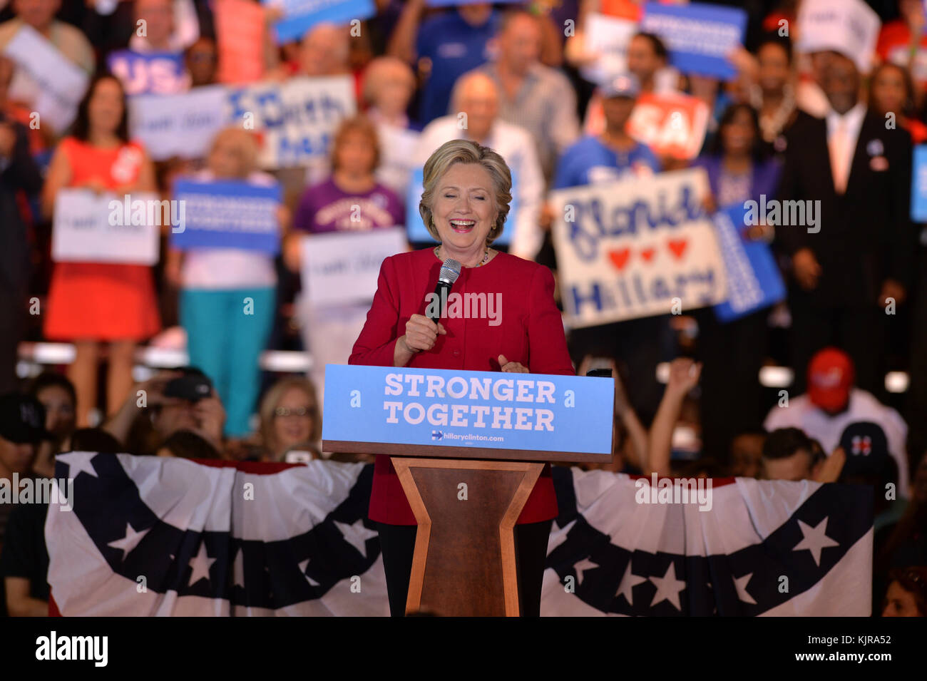 COCONUT CREEK, EN FLORIDE - 25 OCTOBRE : candidat présidentiel démocratique ancien secrétaire d'Etat américaine Hillary Clinton parle à un scrutin anticipé en rallye avec Coconut Creek le 25 octobre 2016 à Coconut Creek, en Floride. Avec deux semaines d'aller jusqu'au jour de l'élection, Hillary Clinton a fait campagne en Floride Personnes : Hillary Clinton Banque D'Images