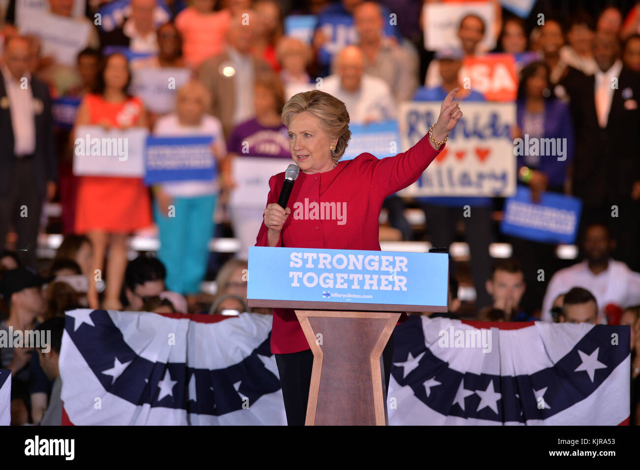 COCONUT CREEK, EN FLORIDE - 25 OCTOBRE : candidat présidentiel démocratique ancien secrétaire d'Etat américaine Hillary Clinton parle à un scrutin anticipé en rallye avec Coconut Creek le 25 octobre 2016 à Coconut Creek, en Floride. Avec deux semaines d'aller jusqu'au jour de l'élection, Hillary Clinton a fait campagne en Floride Personnes : Hillary Clinton Banque D'Images