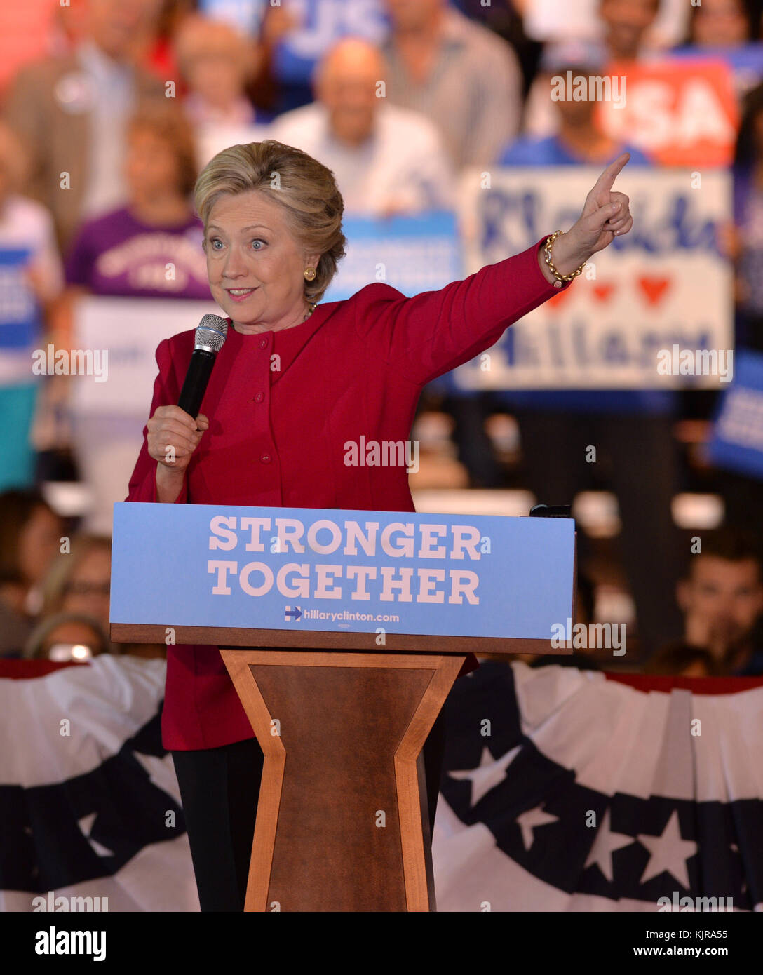 COCONUT CREEK, EN FLORIDE - 25 OCTOBRE : candidat présidentiel démocratique ancien secrétaire d'Etat américaine Hillary Clinton parle à un scrutin anticipé en rallye avec Coconut Creek le 25 octobre 2016 à Coconut Creek, en Floride. Avec deux semaines d'aller jusqu'au jour de l'élection, Hillary Clinton a fait campagne en Floride Personnes : Hillary Clinton Banque D'Images