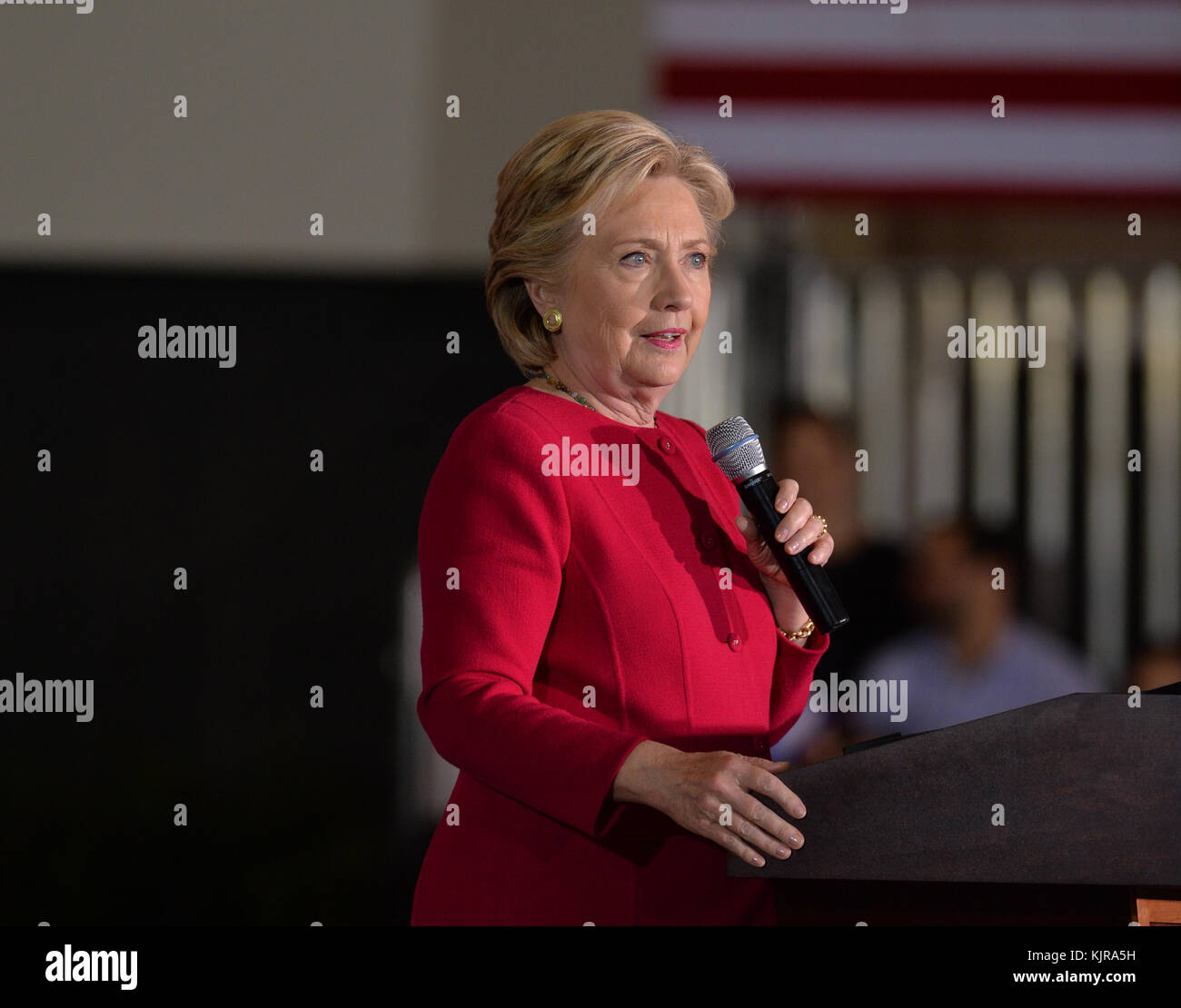 COCONUT CREEK, EN FLORIDE - 25 OCTOBRE : candidat présidentiel démocratique ancien secrétaire d'Etat américaine Hillary Clinton parle à un scrutin anticipé en rallye avec Coconut Creek le 25 octobre 2016 à Coconut Creek, en Floride. Avec deux semaines d'aller jusqu'au jour de l'élection, Hillary Clinton a fait campagne en Floride Personnes : Hillary Clinton Banque D'Images