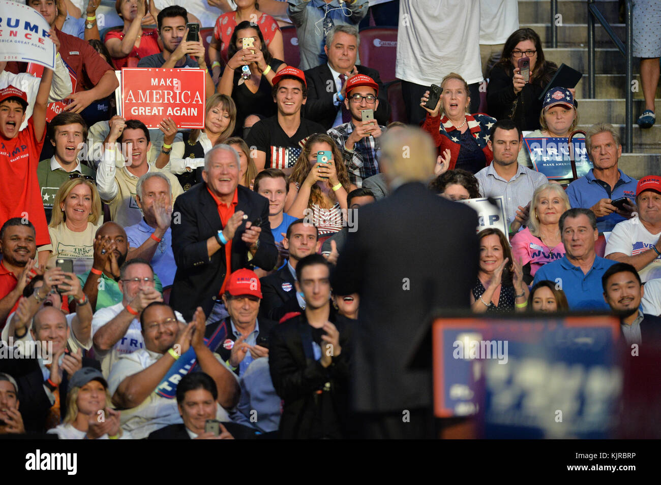 FORT LAUDERDALE, FL - 10 AOÛT : Donald Trump a de nouveau lancé mercredi une campagne contre Hillary Clinton pour avoir permis au père du tireur d'Orlando Omar Mateen de s'asseoir dans les tribunes derrière elle lors d'un récent rassemblement, mais derrière Trump, l'ancien congressiste Mark Foley, Qui a démissionné en 2006 après avoir envoyé des messages sexuellement explicites aux adolescents mineurs.lors de son événement de campagne au BB&T Centre le 10 août 2016 à fort Lauderdale, en Floride. Personnes : Mark Foley, Donald Trump Banque D'Images