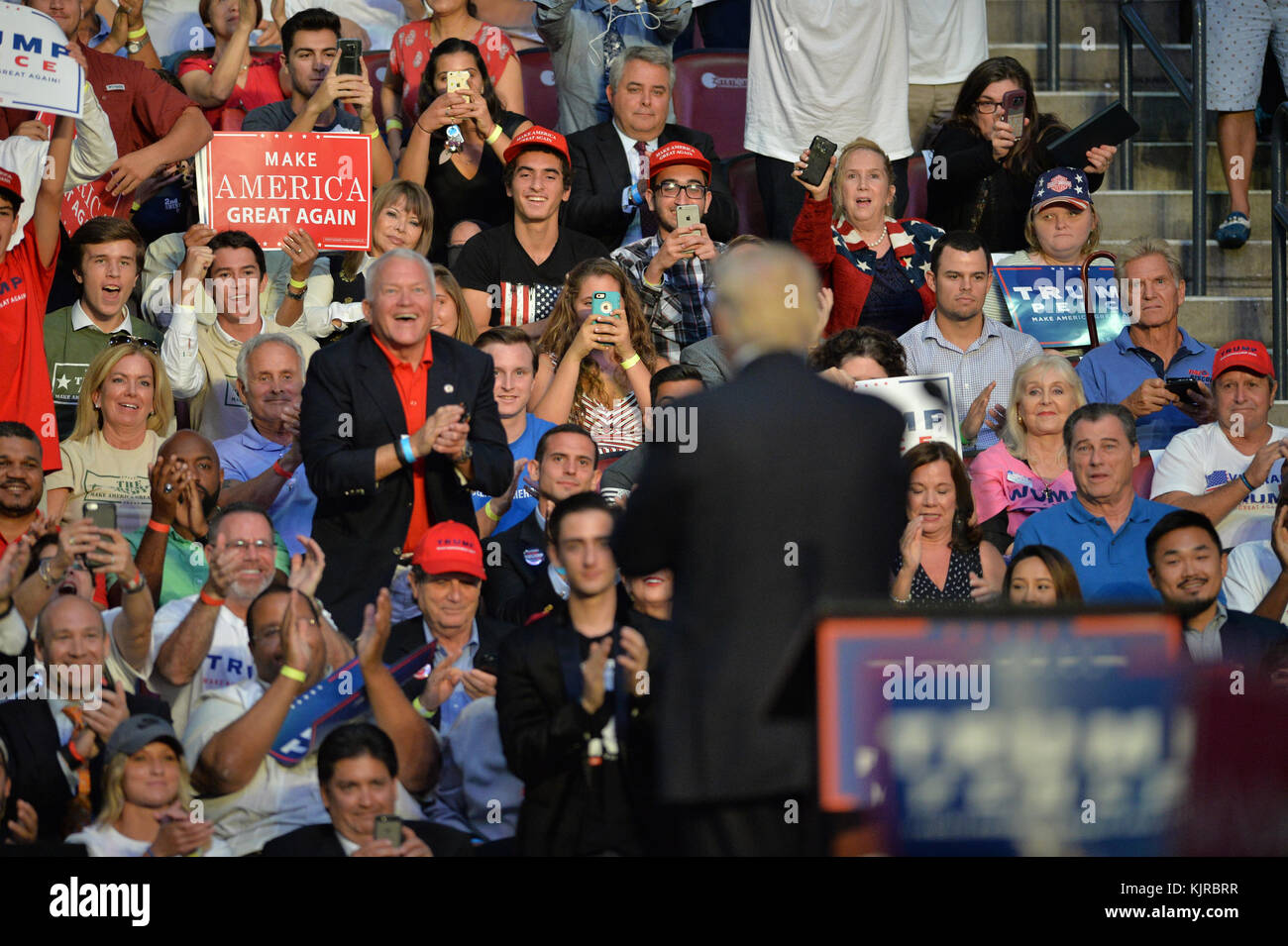 FORT LAUDERDALE, FL - 10 AOÛT : Donald Trump a de nouveau lancé mercredi une campagne contre Hillary Clinton pour avoir permis au père du tireur d'Orlando Omar Mateen de s'asseoir dans les tribunes derrière elle lors d'un récent rassemblement, mais derrière Trump, l'ancien congressiste Mark Foley, Qui a démissionné en 2006 après avoir envoyé des messages sexuellement explicites aux adolescents mineurs.lors de son événement de campagne au BB&T Centre le 10 août 2016 à fort Lauderdale, en Floride. Personnes : Mark Foley, Donald Trump Banque D'Images