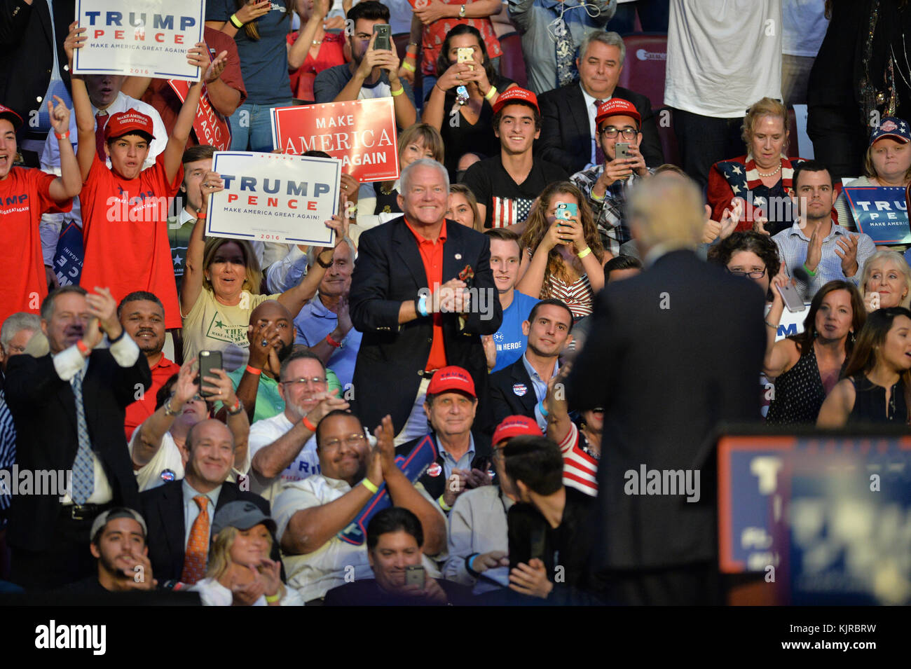 FORT LAUDERDALE, FL - 10 AOÛT : Donald Trump a de nouveau lancé mercredi une campagne contre Hillary Clinton pour avoir permis au père du tireur d'Orlando Omar Mateen de s'asseoir dans les tribunes derrière elle lors d'un récent rassemblement, mais derrière Trump, l'ancien congressiste Mark Foley, Qui a démissionné en 2006 après avoir envoyé des messages sexuellement explicites aux adolescents mineurs.lors de son événement de campagne au BB&T Centre le 10 août 2016 à fort Lauderdale, en Floride. Personnes : Mark Foley, Donald Trump Banque D'Images