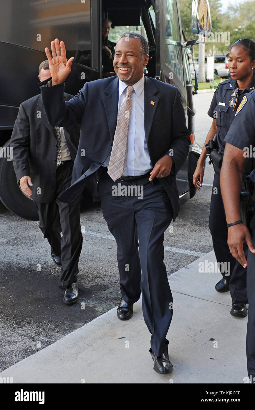Fort Lauderdale FL - 05 novembre : candidat à l'élection présidentielle. Dr Ben Carson assiste à un livre signature à Barnes et noble où il a signé des exemplaires de son livre "une union plus parfaite" le 5 novembre 2015 à Fort Lauderdale, Floride personnes : Dr Ben Carson. Banque D'Images
