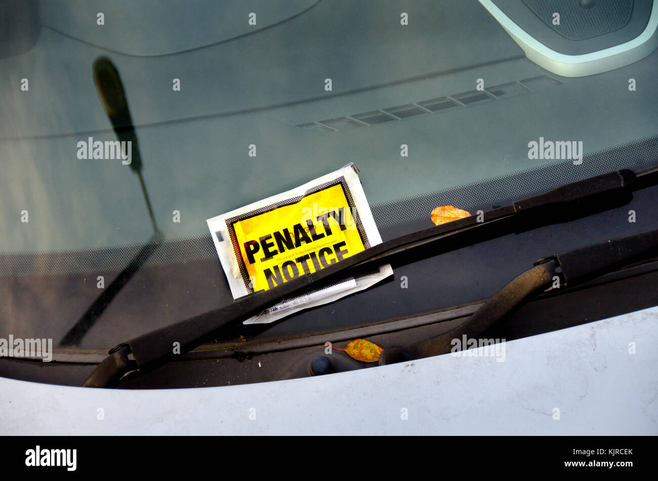 Avis de sanction - ticket de parking sur une voiture pare-brise pour stationnement interdit dans une gare parking Banque D'Images