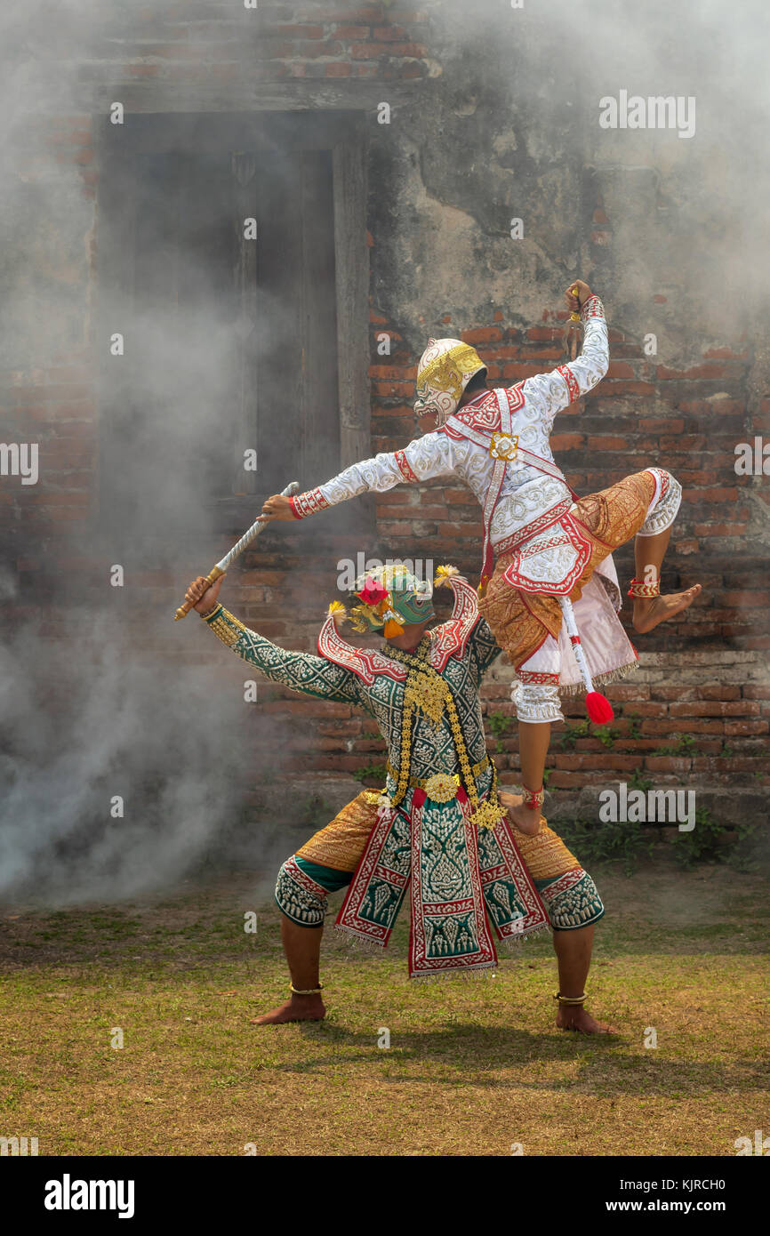 Khon, des spectacles de pantomime de la Thaïlande d'action, une sorte de drame, Singe Hanuman thai combats avec giant à ayutthaya temple, performing action conce Banque D'Images