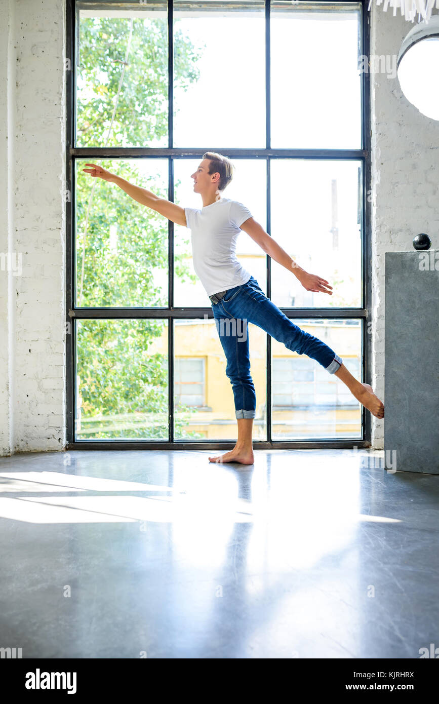 Un beau jeune homme ballerine exerçant dans un style loft Photo Stock -  Alamy
