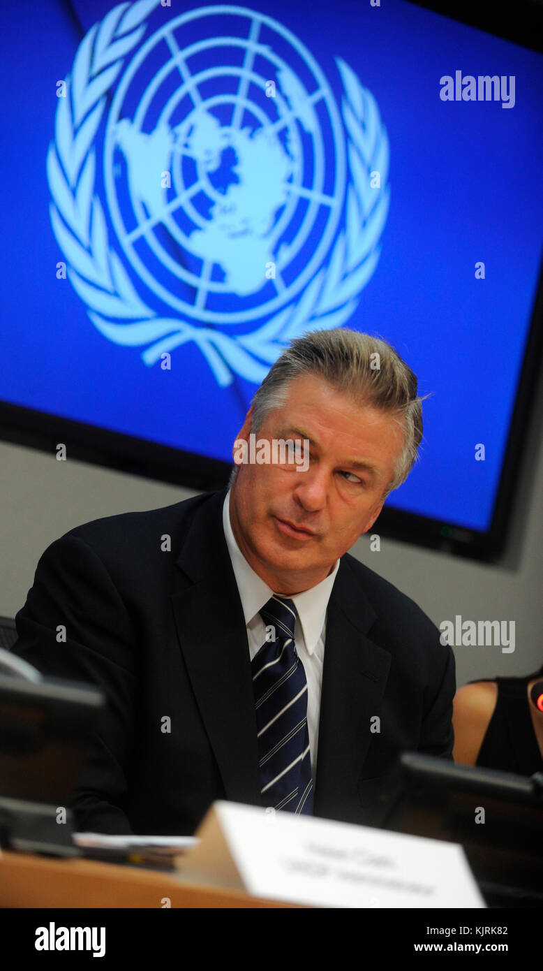 NEW YORK, NY - SEPTEMBRE 21 : Alec Baldwin et Hilaria Baldwin assistent à l'annonce des lauréats du Prix équateur 2015 aux Nations Unies le 21 septembre 2015 à New York. Personnes: Alec Baldwin, Hilaria Baldwin Banque D'Images