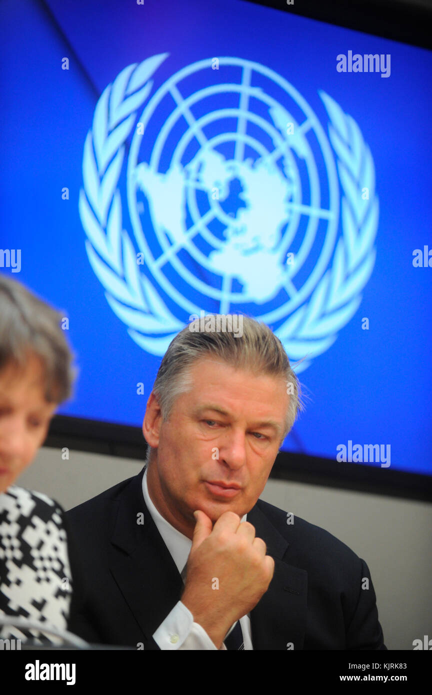 NEW YORK, NY - SEPTEMBRE 21 : Alec Baldwin et Hilaria Baldwin assistent à l'annonce des lauréats du Prix équateur 2015 aux Nations Unies le 21 septembre 2015 à New York. Personnes: Alec Baldwin, Hilaria Baldwin Banque D'Images