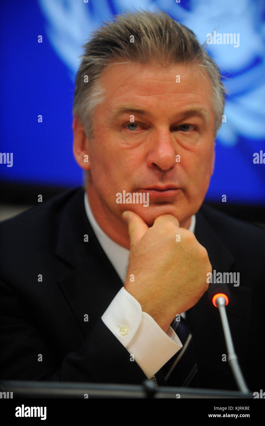 NEW YORK, NY - SEPTEMBRE 21 : Alec Baldwin et Hilaria Baldwin assistent à l'annonce des lauréats du Prix équateur 2015 aux Nations Unies le 21 septembre 2015 à New York. Personnes: Alec Baldwin, Hilaria Baldwin Banque D'Images