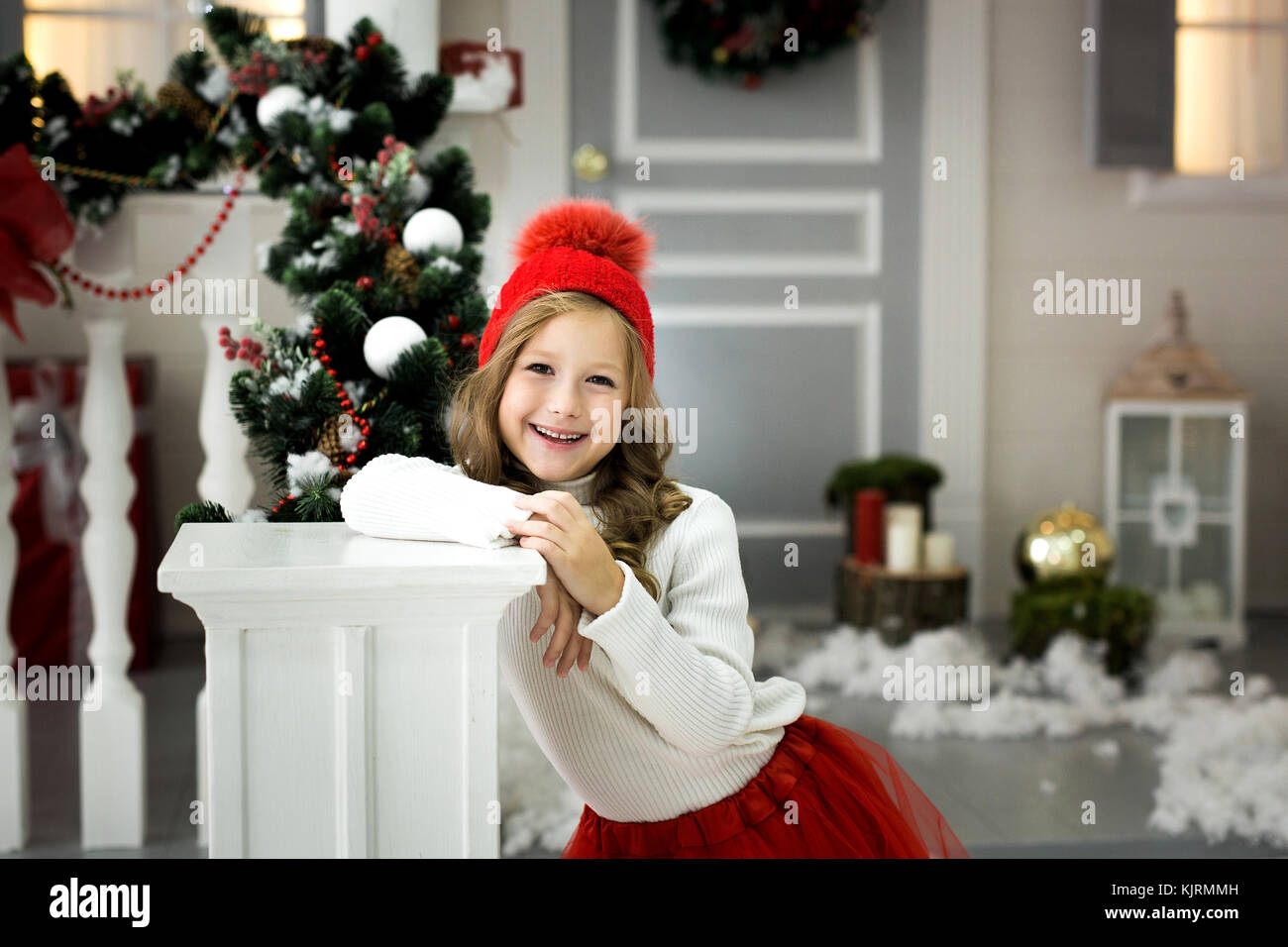 Belle petite fille fête Noël. Les jours fériés. Happy girl dans un costume de Noël Banque D'Images