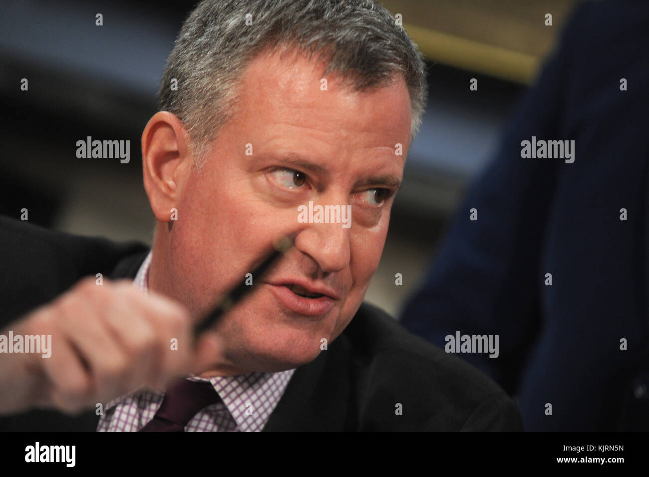 NEW YORK, NY - 18 mars : Maire de la ville de New York, Bill De Blasio a signé cinq projets de loi en loi - Intro 600-A, 611-A et 619-A, par rapport à l'augmentation de la transparence des services d'Anciens Combattants et de l'augmentation de la taille de la Conseil consultatif des anciens combattants ; Intro 74-A, par rapport à la création d'un processus officiel pour rationaliser l'enlèvement des arbres tombés, et Intro 423-A, dans le cadre de plusieurs rapports des petites entreprises Services et Bureau du Maire de contrat de services liés à l'élaboration d'entreprises coopératives de travail le 18 mars 2015 dans la ville de New York : New York City le maire Bill d Banque D'Images