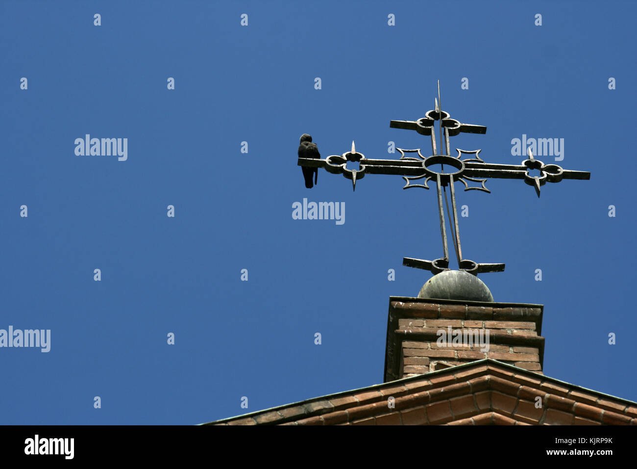 Crucifix et de pigeons dans le ciel bleu Banque D'Images Crucifix et de pigeons dans le ciel bleu Banque D'Images