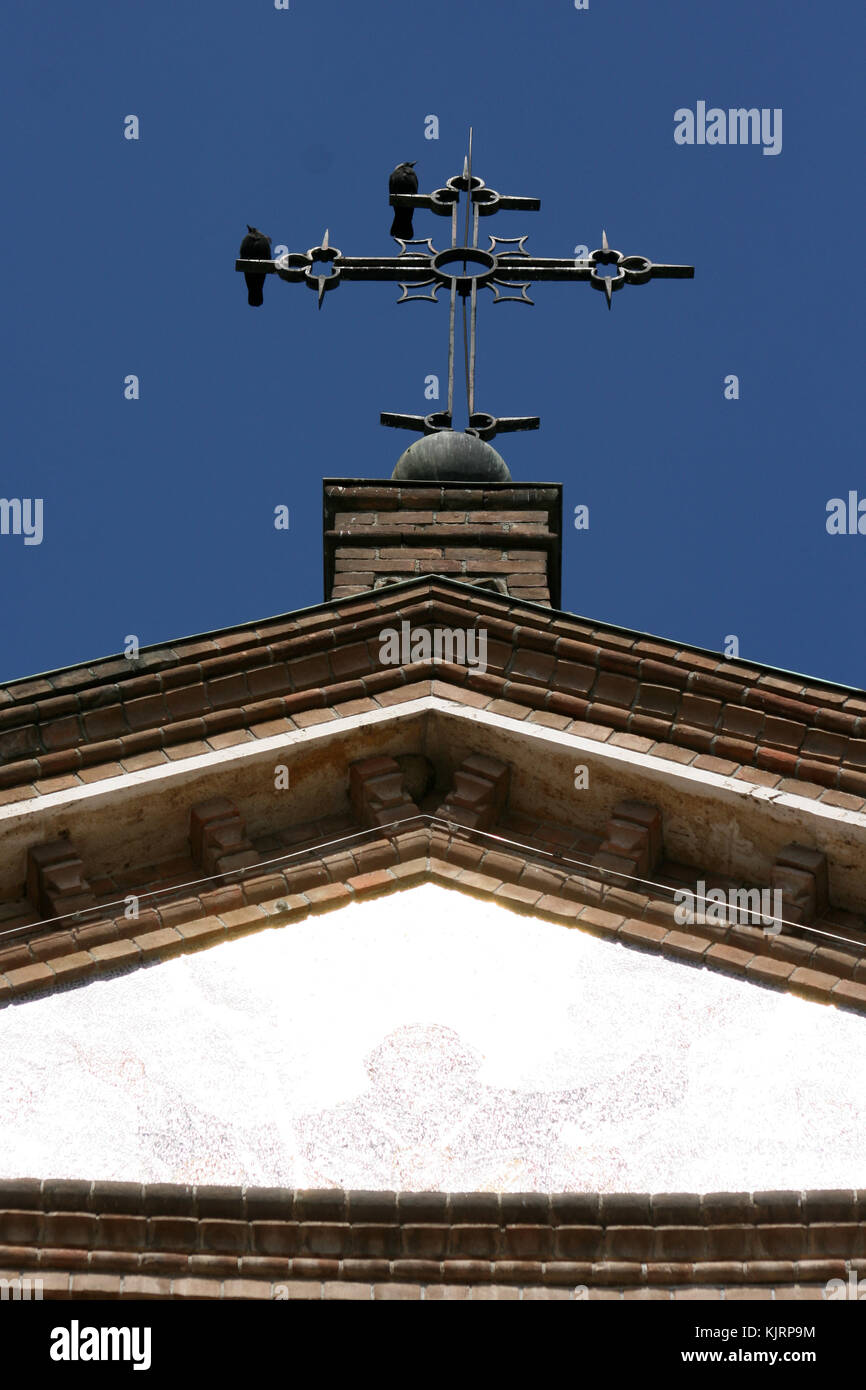 Crucifix et de pigeons dans le ciel bleu Banque D'Images Crucifix et de pigeons dans le ciel bleu Banque D'Images