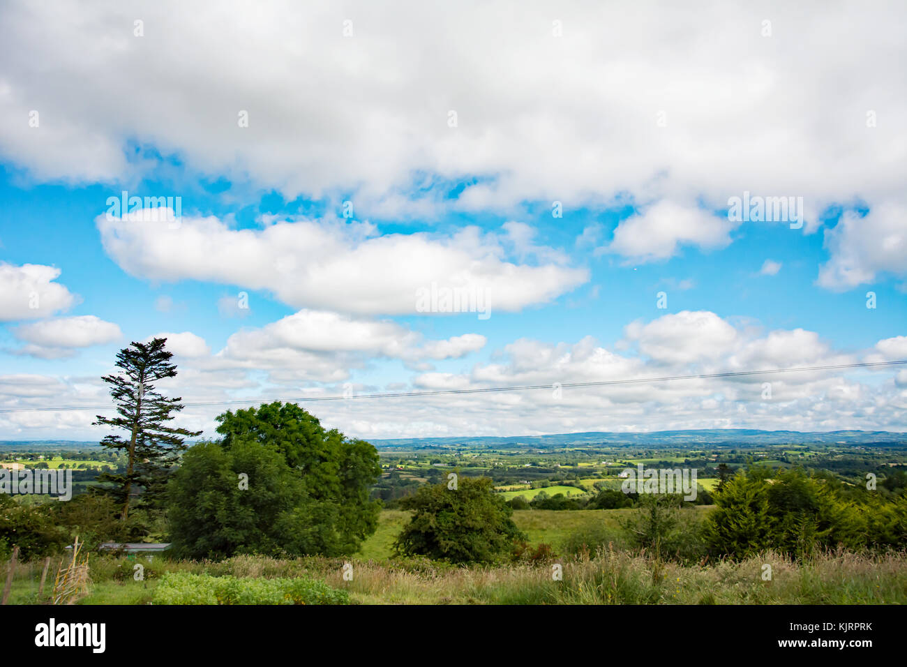 Paysage de campagne irlandaise avec valley, ciel bleu et nuages blancs Banque D'Images