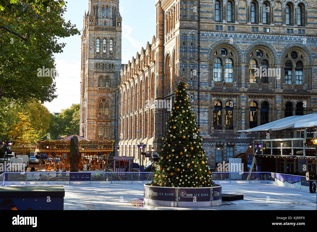 Des célébrités arrivent pour l'ouverture de la patinoire 2017 au Natural History Museum avec : atmosphère où : Londres, Royaume-Uni quand : 25 Oct 2017 crédit : WENN Banque D'Images