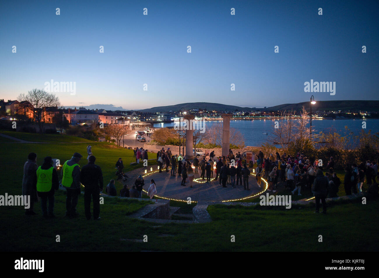 Les gens prennent part à une veillée aux chandelles dans les jardins de Prince Albert à Swanage, Dorset pour rendre hommage à Gaia Pope, 19 ans, dont le corps a été trouvé à proximité le 18 novembre. Banque D'Images