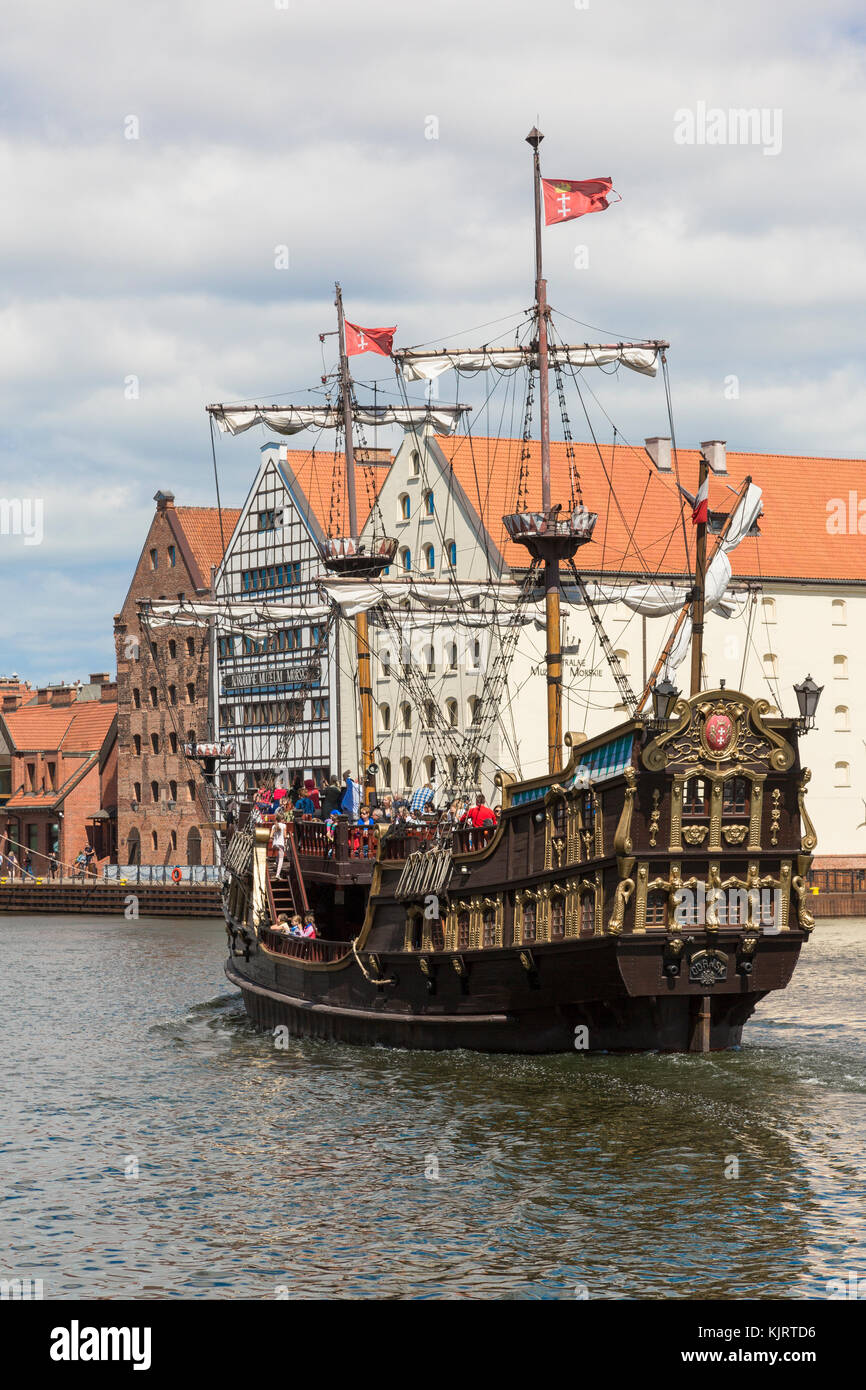 Danzig, Pologne - 7 juillet 2016 : un ancien bateau de croisière sur la rivière Motlawa (Mottlau) dans la vieille ville de Gdansk Banque D'Images