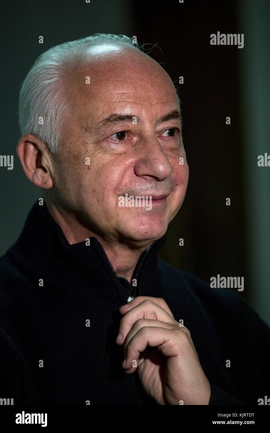 Chef d'orchestre Vladimir Spivakov donne une interview à la chaîne russe dans le conservatoire de Moscou, Russie Banque D'Images