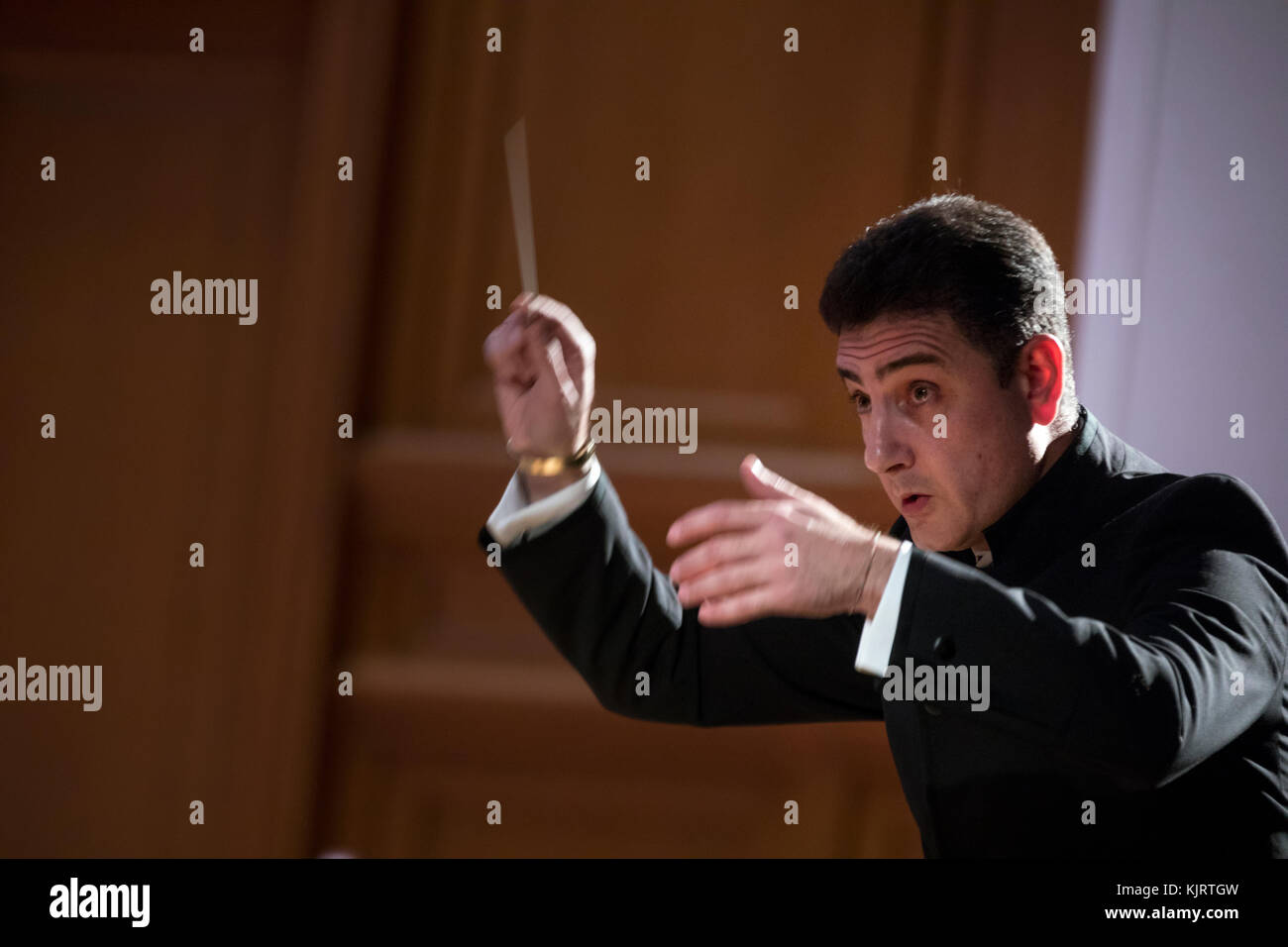Orchestre eduard topchyan sur la scène de la grande salle du Conservatoire de Moscou lors de la conduite de l'orchestre, Russie Banque D'Images