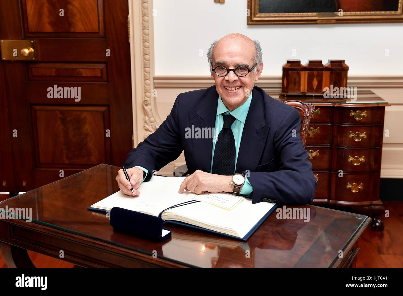 Le ministre péruvien des Affaires étrangères Victor Ricardo Luna Mendoza signe le livre d'or au Département d'État américain le 21 novembre 2017 à Washington DC. (Photo du Département d'État photo via Planetpix) Banque D'Images