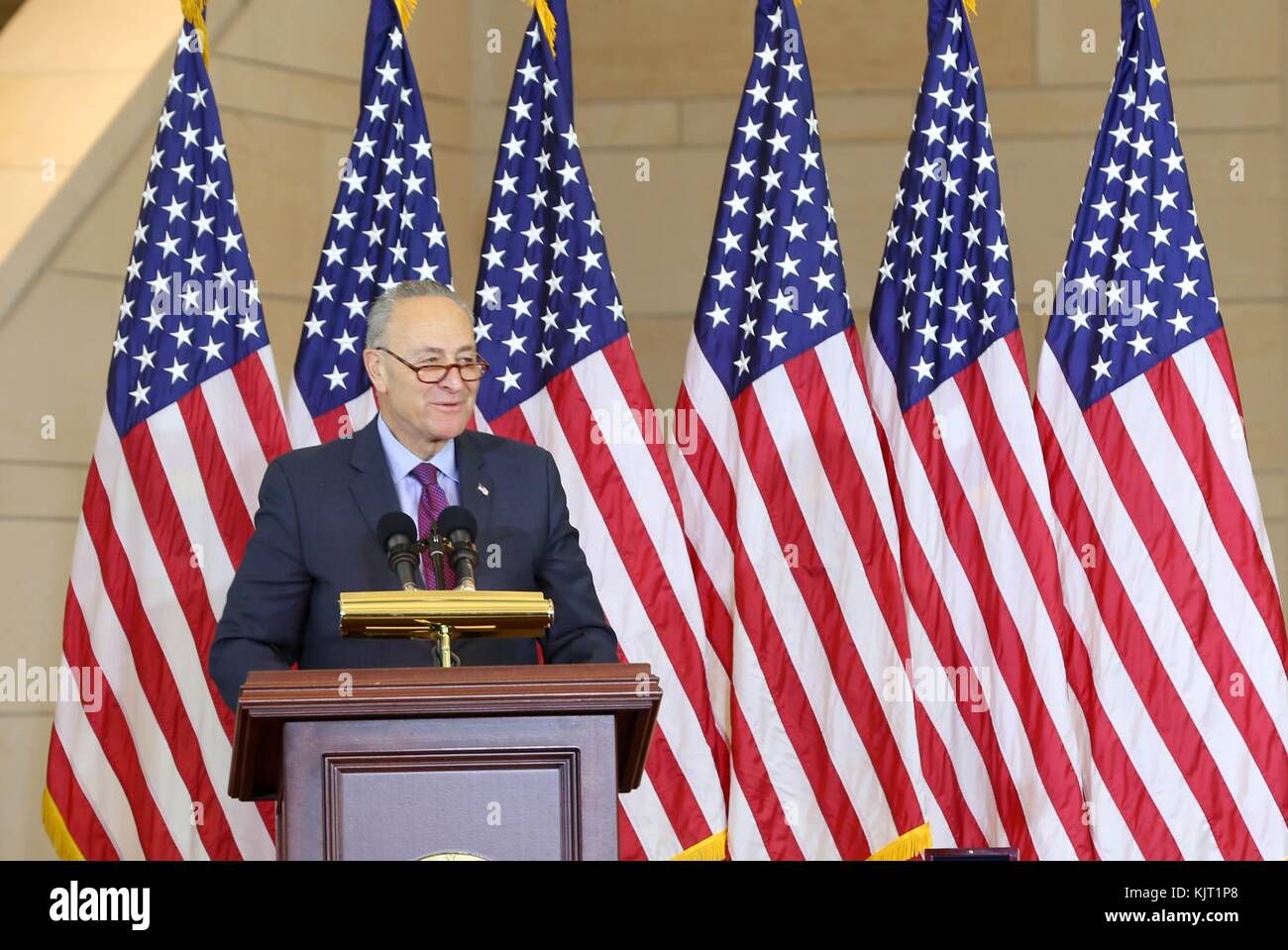 Chef de la minorité du sénat américain Chuck Schumer parle au cours d'une médaille d'or du Congrès philippin cérémonie en l'honneur des anciens combattants de la seconde guerre mondiale à l'émancipation Hall le 25 octobre 2017 à Washington, DC. (Photo par photo via le sénat américain planetpix) Banque D'Images