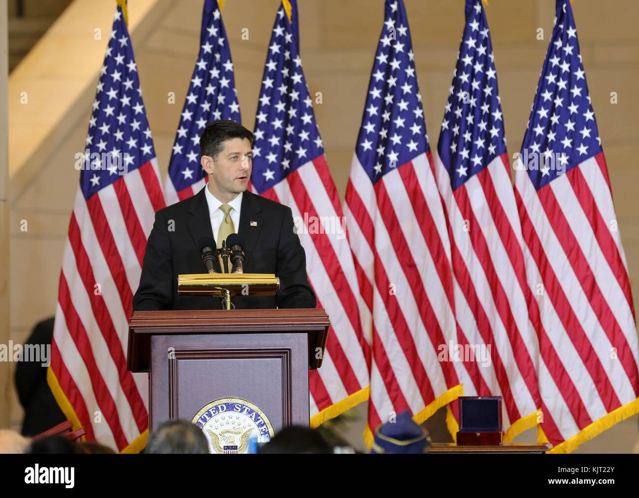 Chambre des représentants des États-Unis au chef de la majorité Paul Ryan parle au cours d'une médaille d'or du Congrès philippin cérémonie en l'honneur des anciens combattants de la seconde guerre mondiale à l'émancipation Hall le 25 octobre 2017 à Washington, DC. (Photo par photo via le sénat américain planetpix) Banque D'Images