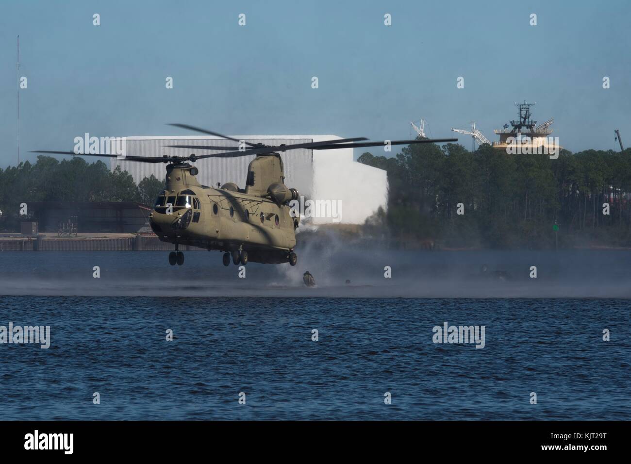 Les soldats de l'armée chilienne aux États-Unis et effectuer une helocast depuis un hélicoptère plus grand lac au cours de l'exercice Southern Mississippi grève à l'air national guard préparation au combat le 25 octobre, 2017 centre de Gulfport, Mississippi. (Photo de kristen heller par planetpix) Banque D'Images