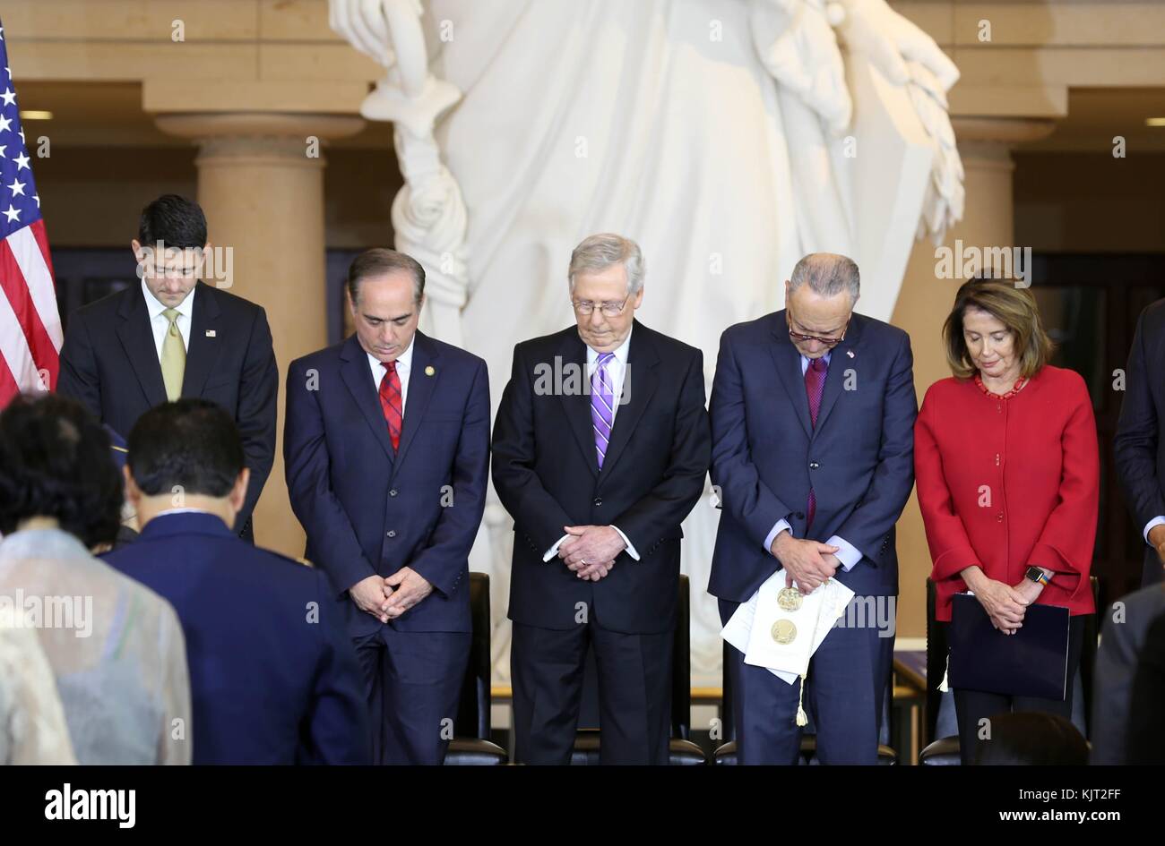 Chambre des représentants des États-Unis au chef de la majorité Paul Ryan (à gauche), Anciens combattants Secrétaire david shulkin, chef de la majorité au sénat mitch mcconnell, le leader de l'opposition au Sénat Chuck Schumer et leader de la minorité de la Chambre Nancy Pelosi prier pendant une médaille d'or du Congrès philippin cérémonie en l'honneur des anciens combattants de la seconde guerre mondiale à l'émancipation Hall le 25 octobre 2017 à Washington, DC. (Photo par photo via le sénat américain planetpix) Banque D'Images