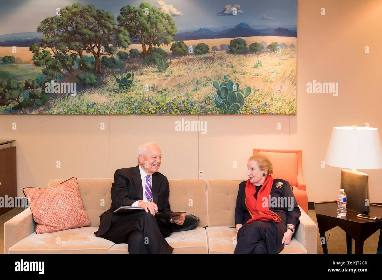 Journaliste bob schieffer (à gauche) et l'ancien secrétaire d'état et ambassadeur aux Nations unies, Madeleine Albright, parler avant l'ouverture de la lire mes broches : la collection de Madeleine Albright, exposition à la LBJ Presidential Library, 26 octobre 2017 à Austin, Texas. (Photo de Jay godwin par planetpix) Banque D'Images