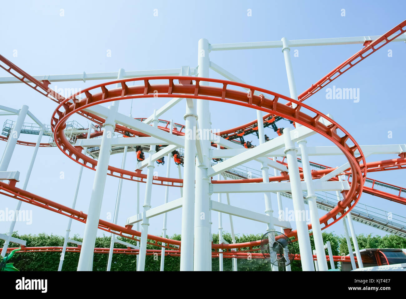 Drôle avec montagnes russes dans un parc d'attractions, si excité. Banque D'Images