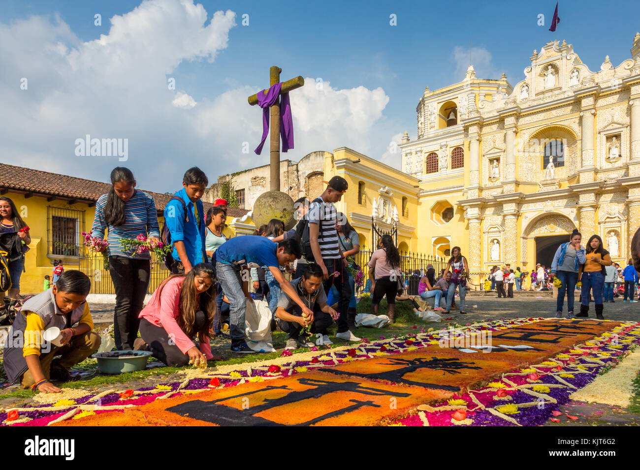 Adolescents préparant un tapis devant la Merced pendant Lent | Antigua | Guatemala Banque D'Images