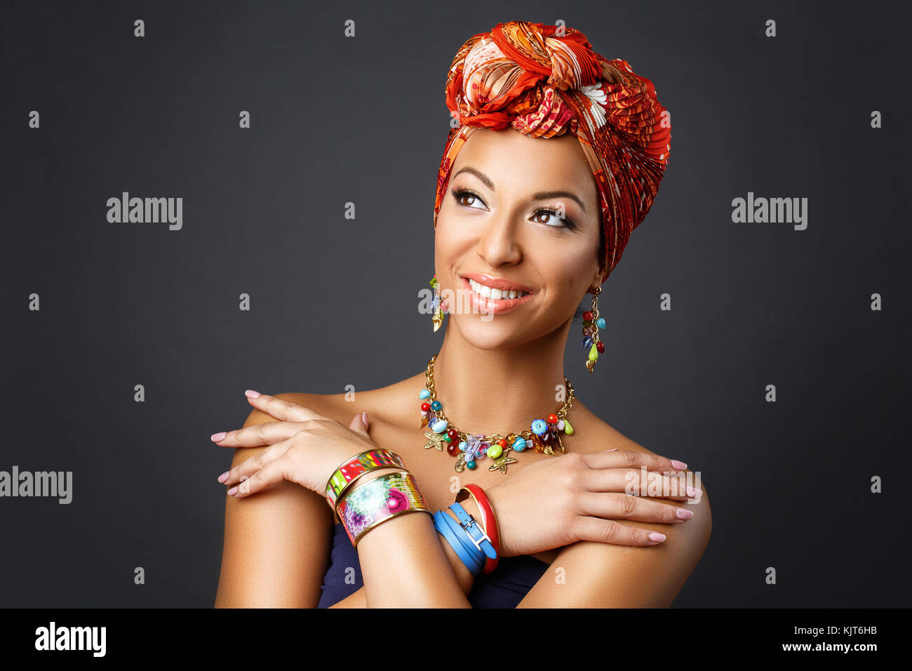 Belle jeune femme mulâtre avec turban sur la tête Photo Stock - Alamy