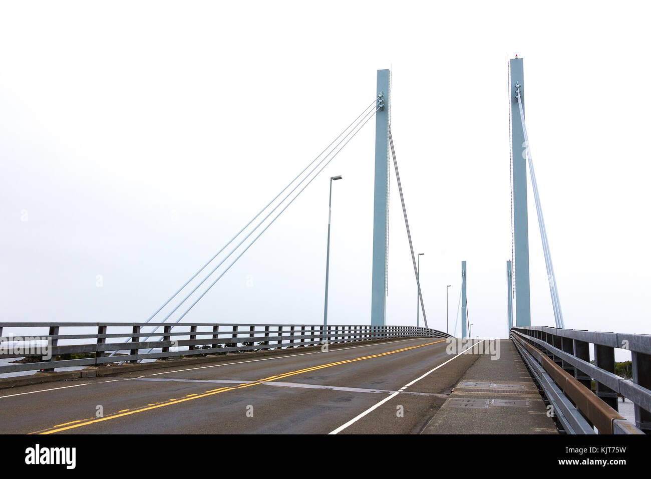 Le John O'Connell pont à haubans reliant la ville de sitka avec l'aéroport et la station de la Garde côtière canadienne. Banque D'Images