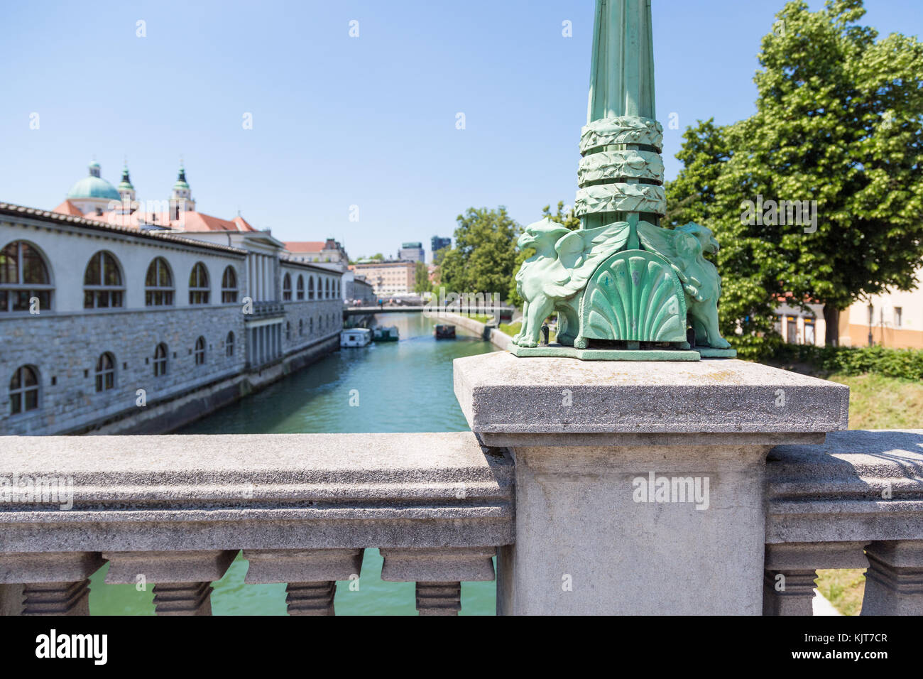 Vue depuis le pont sur le dragon de la rivière Ljubljanica avec dragon détails dans lampadaires à Ljubljana, Slovénie Banque D'Images