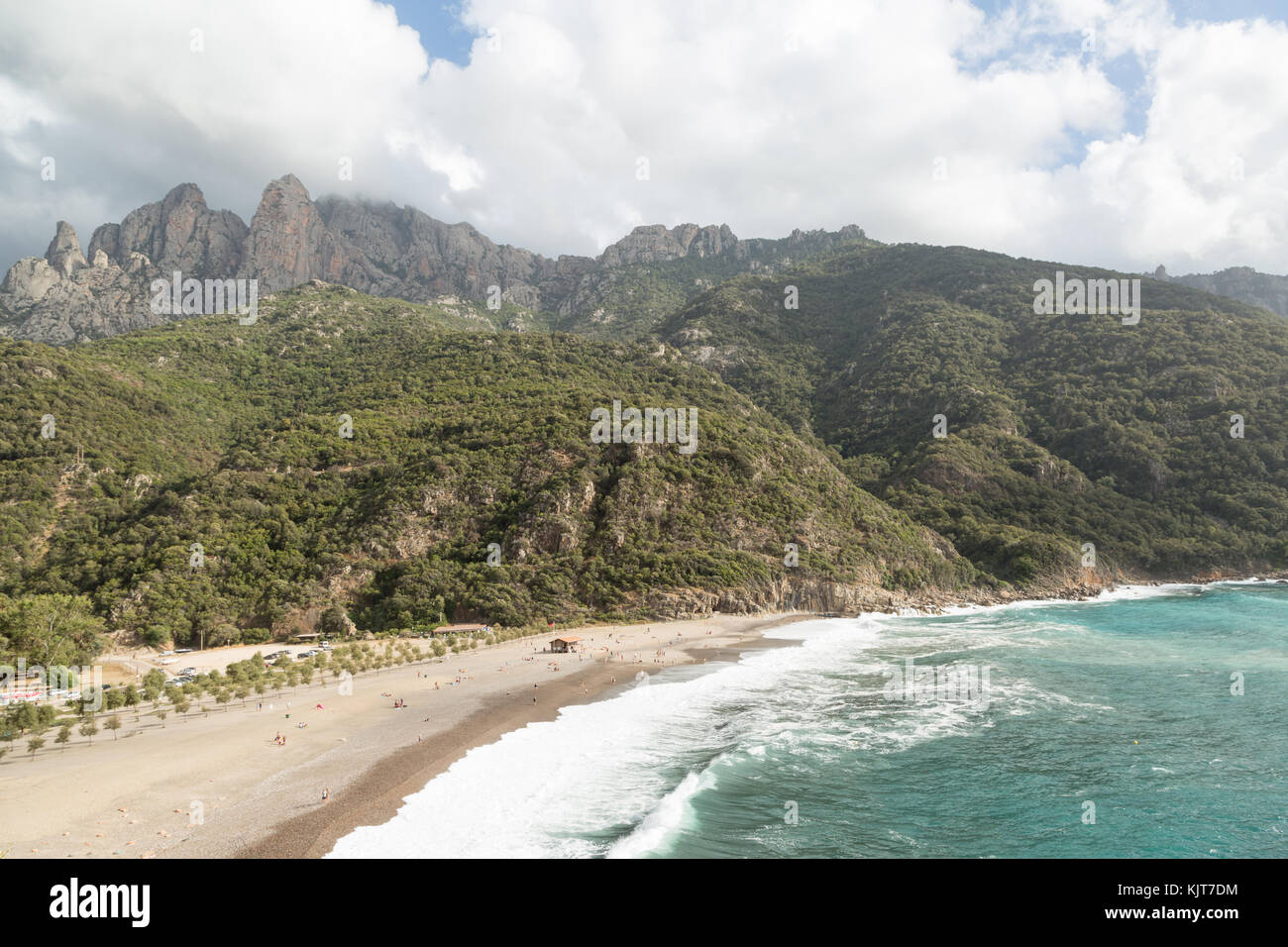 La plage avec un petit bâtiment et peu de gens d'en haut dans la baie de Porto en ota, corse, france Banque D'Images