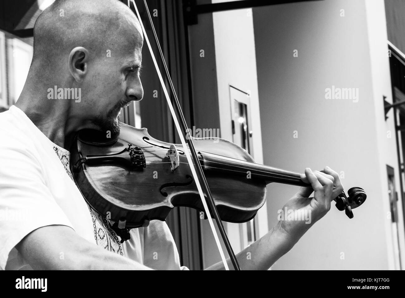 Luebeck (Allemagne), le 19 juin 2017, musicien de rue dans la zone piétonne de Luebeck Banque D'Images