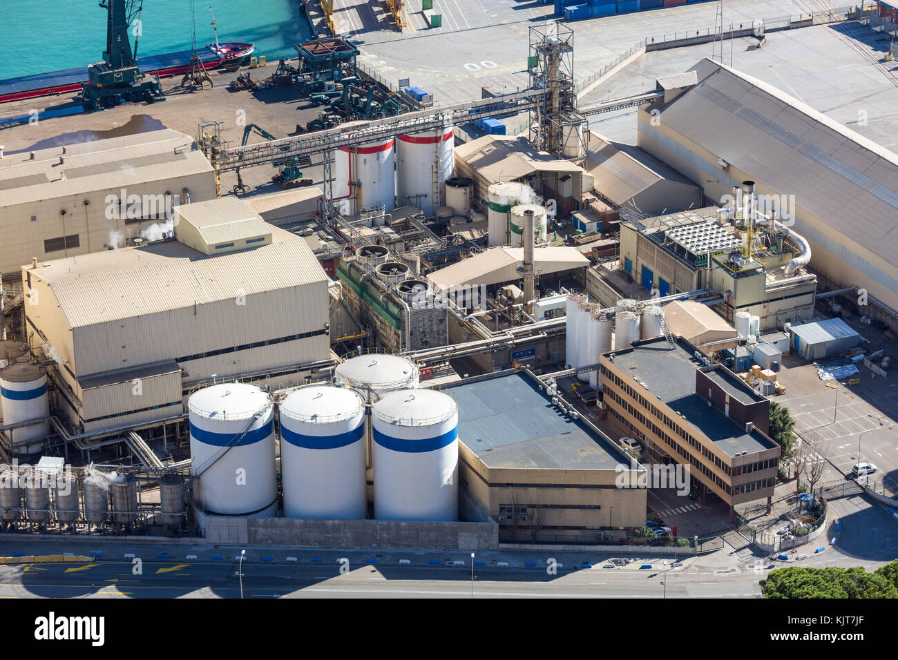 Site industriel dans le port de Barcelone, Espagne, d'en haut Banque D'Images