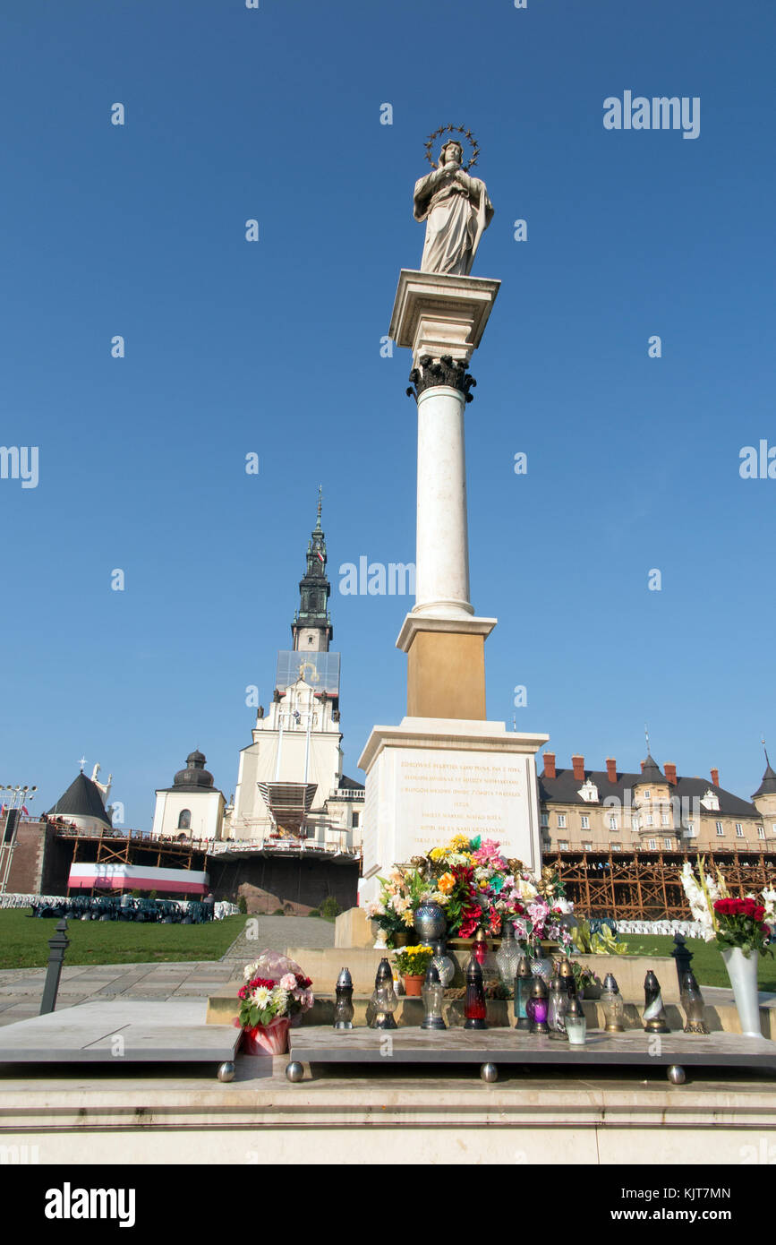 Monument de la Vierge Marie à l'extérieur du monastère de Jesna Gora le sanctuaire et lieu de pèlerinage à Notre Dame de Czestochowa Pologne avec ciel bleu Banque D'Images