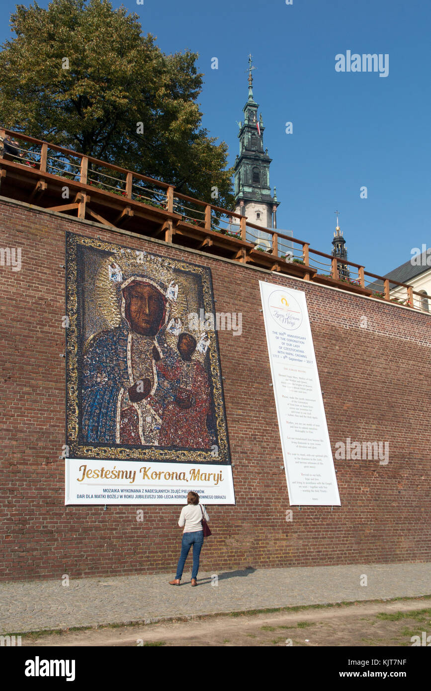 Femme debout à l'extérieur du monastère de Jana Gora dans la ville polonaise de Czestochowa Pologne aussi appelé le sanctuaire de Notre Dame de Czestochowa Banque D'Images